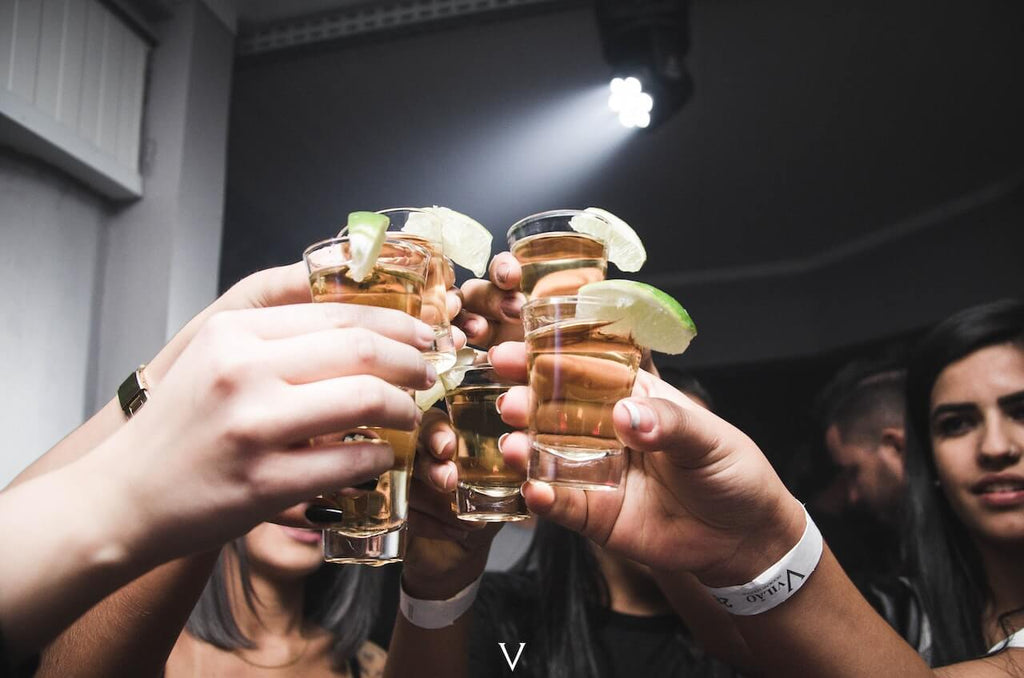 L'Art de la Convivialité en soirée : Explorer les Jeux d'Alcool avec des Cartes
