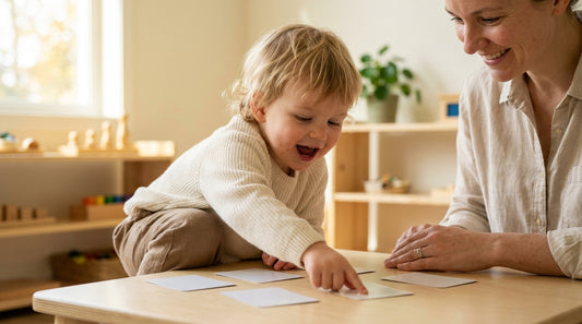 Un jeune enfant explore un jeu de cartes d'observation Montessori avec un parent